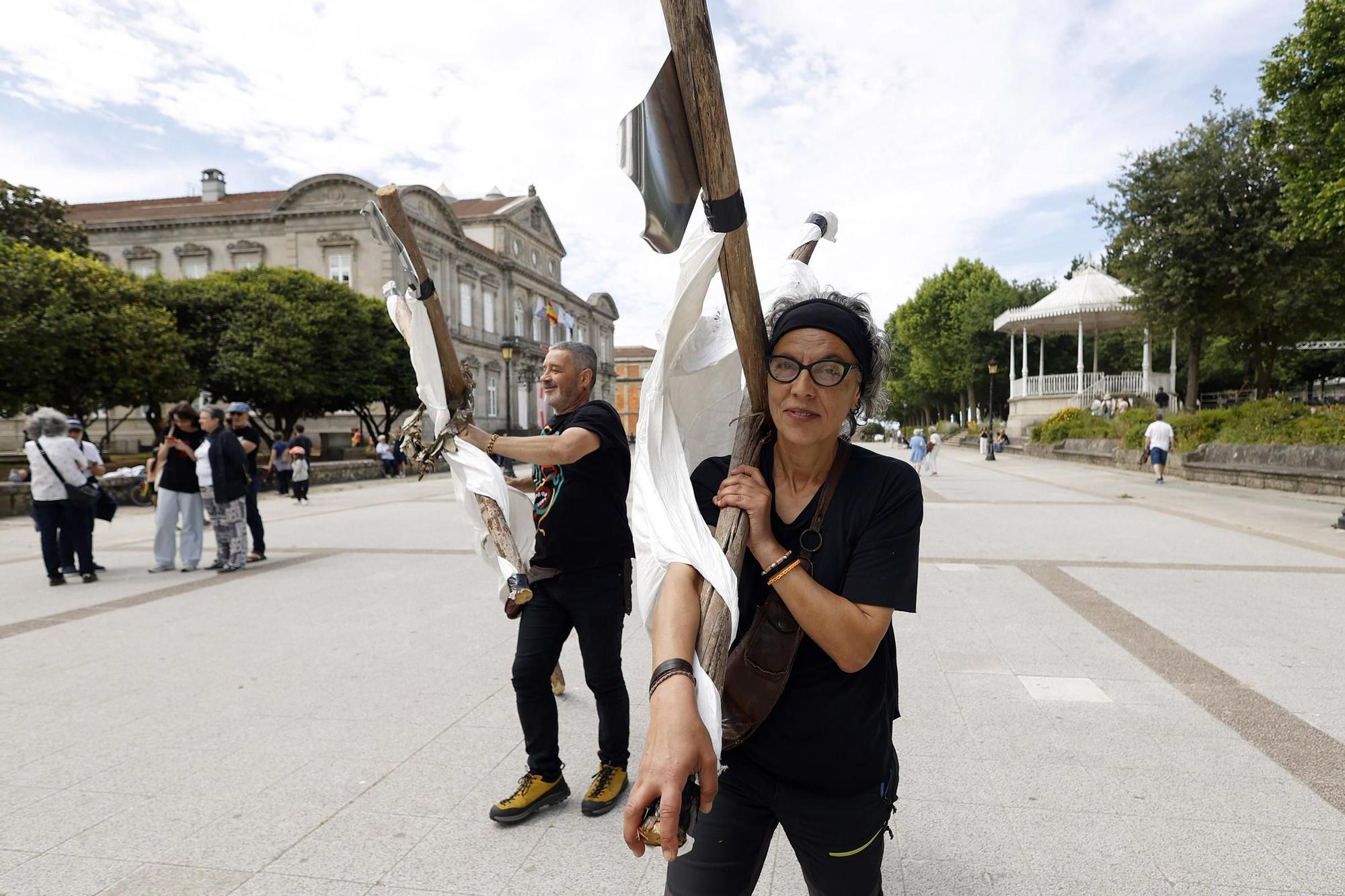 Miles de gallegos marchan de Pontevedra hasta Lourizán en protesta por las celulosas de Ence y Altri