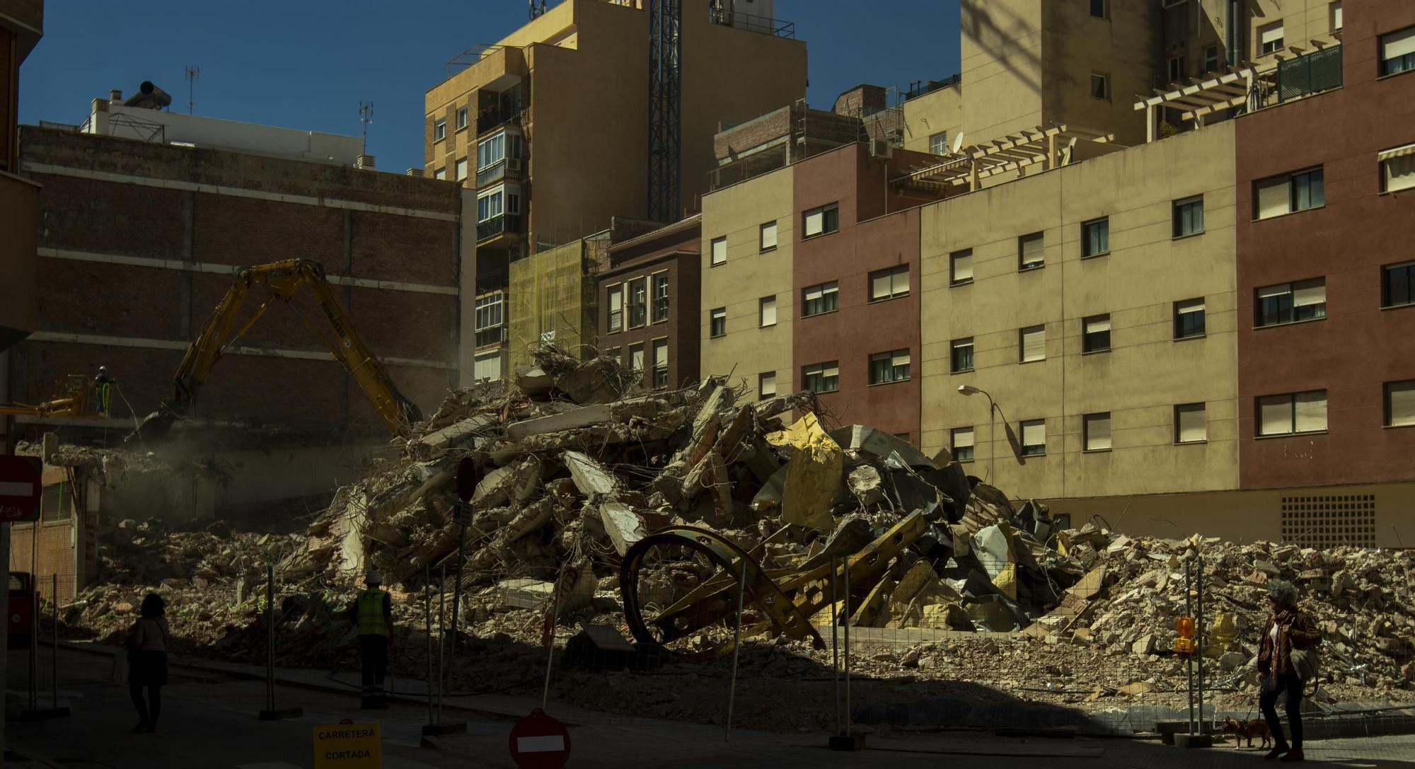 Demolición del antiguo concesionario de Plaza de Toros Vieja para un nuevo hotel