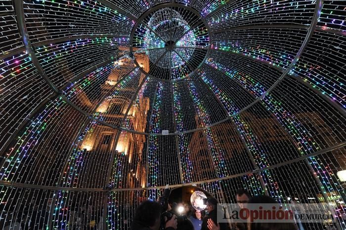 Estrellas y bolas ya brillan en las calles de Murcia