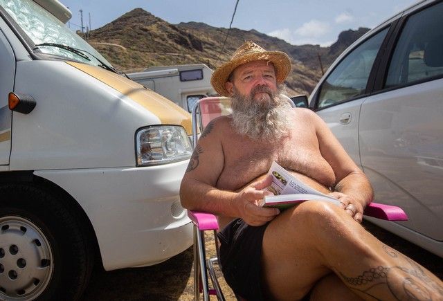 Caravanistas instalados en la zona de aparcamiento de la playa de Las Teresitas