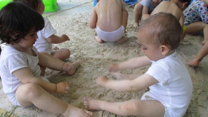 Los alumnos de la escuela infantil La Toba juegan con la arena.