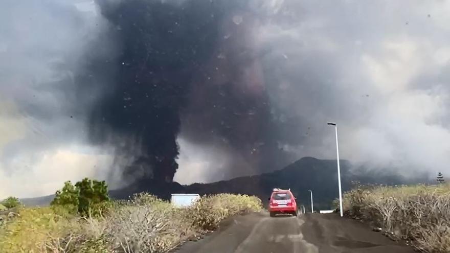 Bomberos de Lanzarote graban la erupción del volcán de La Palma