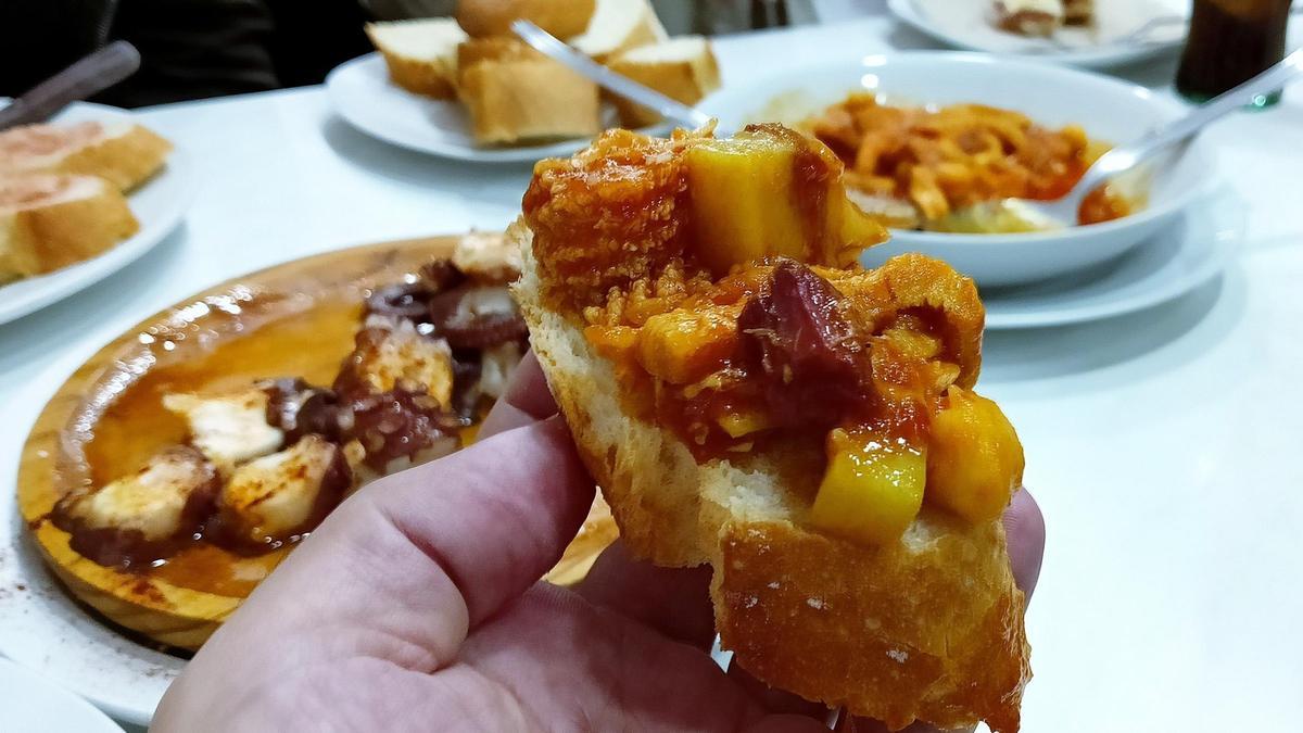 Los callos con tripa y garbanzos en el Bar Cañas.