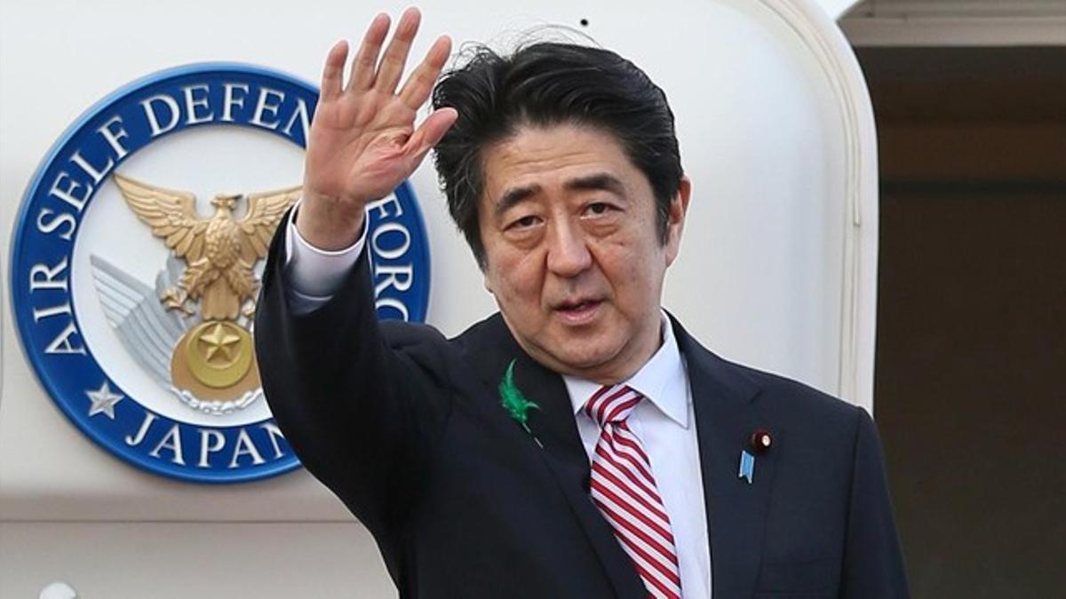 mbenachjapanese prime minister shinzo abe waves as he lea150421140010