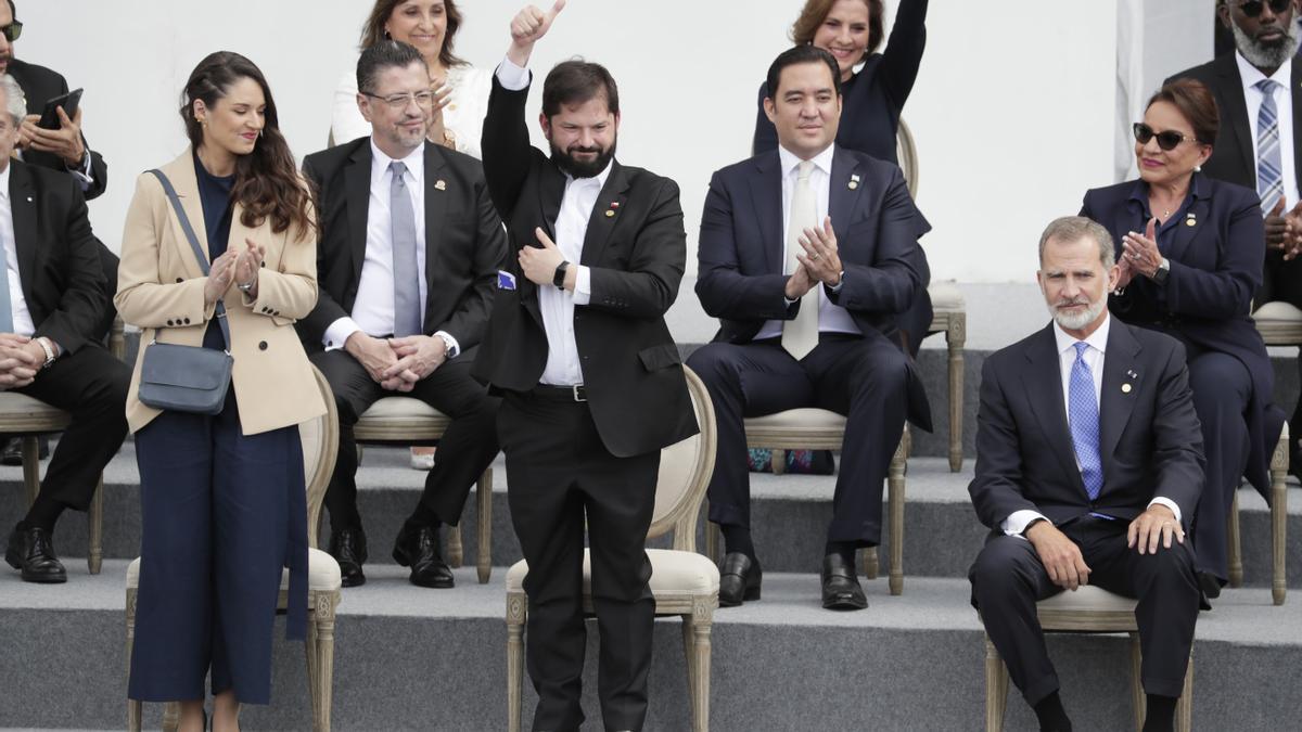 El presidente de Chile, Gabriel Boric (c), y el rey de España, Felipe VI, participan en la ceremonia de investidura del presidente de Colomiba, Gustavo Petro.