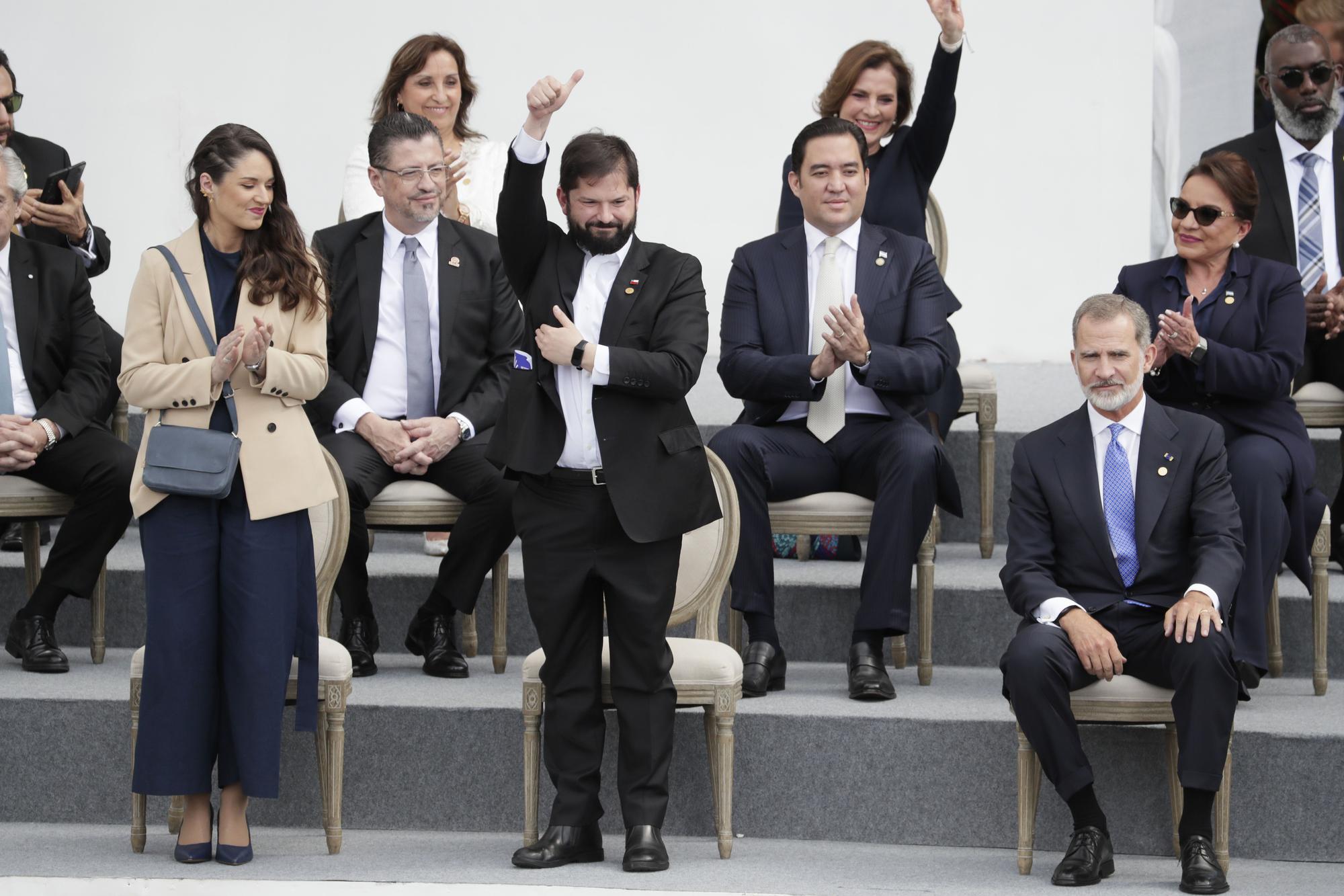 El presidente de Chile, Gabriel Boric (c), y el rey de España, Felipe VI, participan en la ceremonia de investidura del presidente de Colomiba, Gustavo Petro.