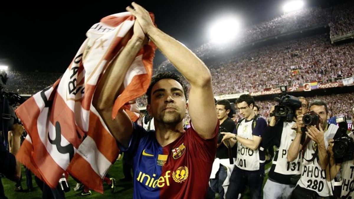 Xavi, con una bandera del Athletic, tras la final del 2009 en Mestalla.