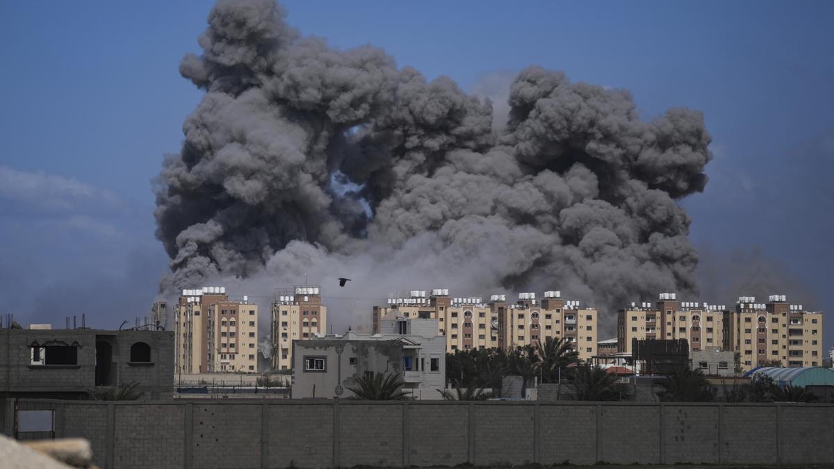 Fum s'aixeca després d'un atac israelià a la ciutat de Gaza