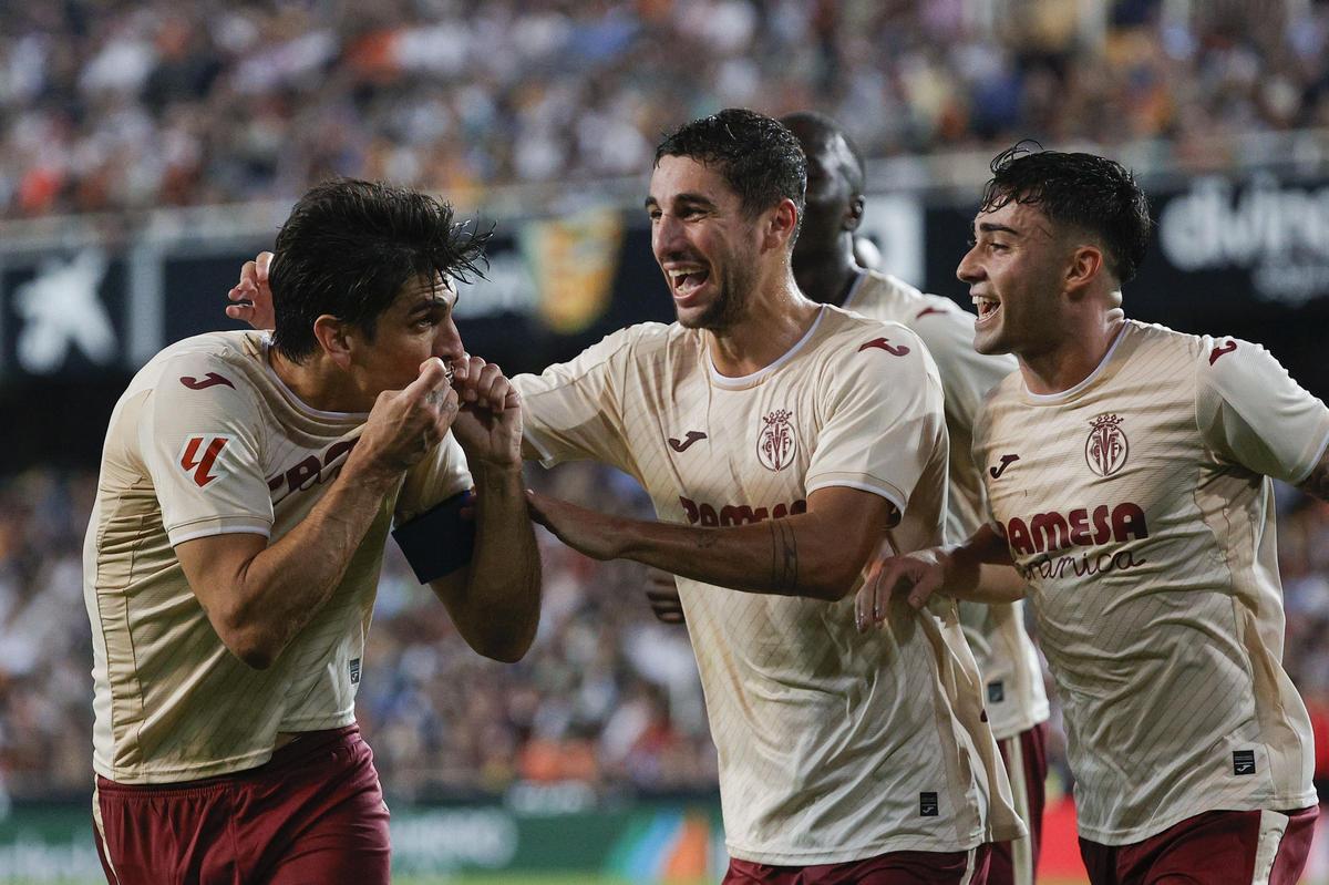 Gerard Moreno, Comesaña y Moleiro celebran un gol del Villarreal en Mestalla.