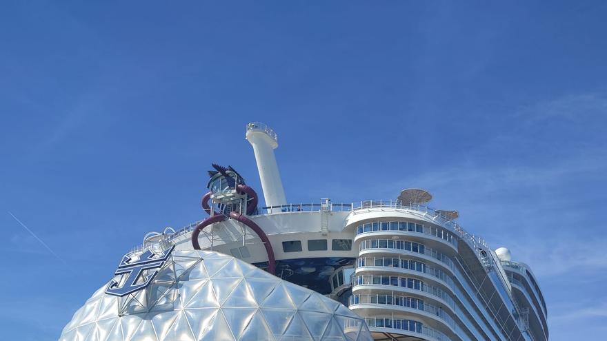 El crucero más grande del mundo atraca en València