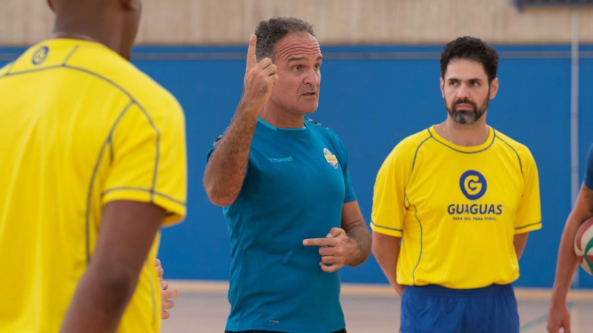 Sergio Miguel Camarero, entrenador del CV Guaguas, da instrucciones a sus jugadores durante la pretemporada del equipo insular