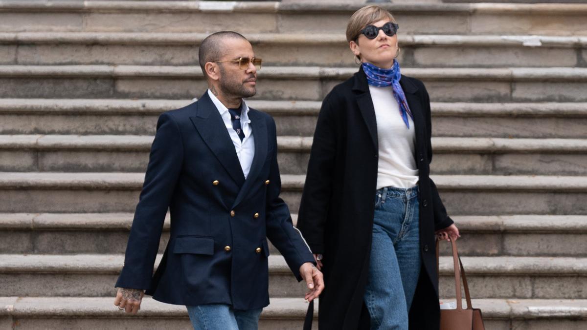 Dani Alves y su abogada, Inés Guardiola, a su salida del Palacio de Justicia de Barcelona.