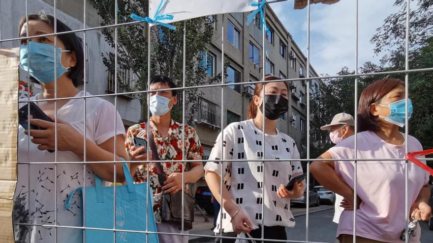 Un grupo de vecinos confinados en Dalian.