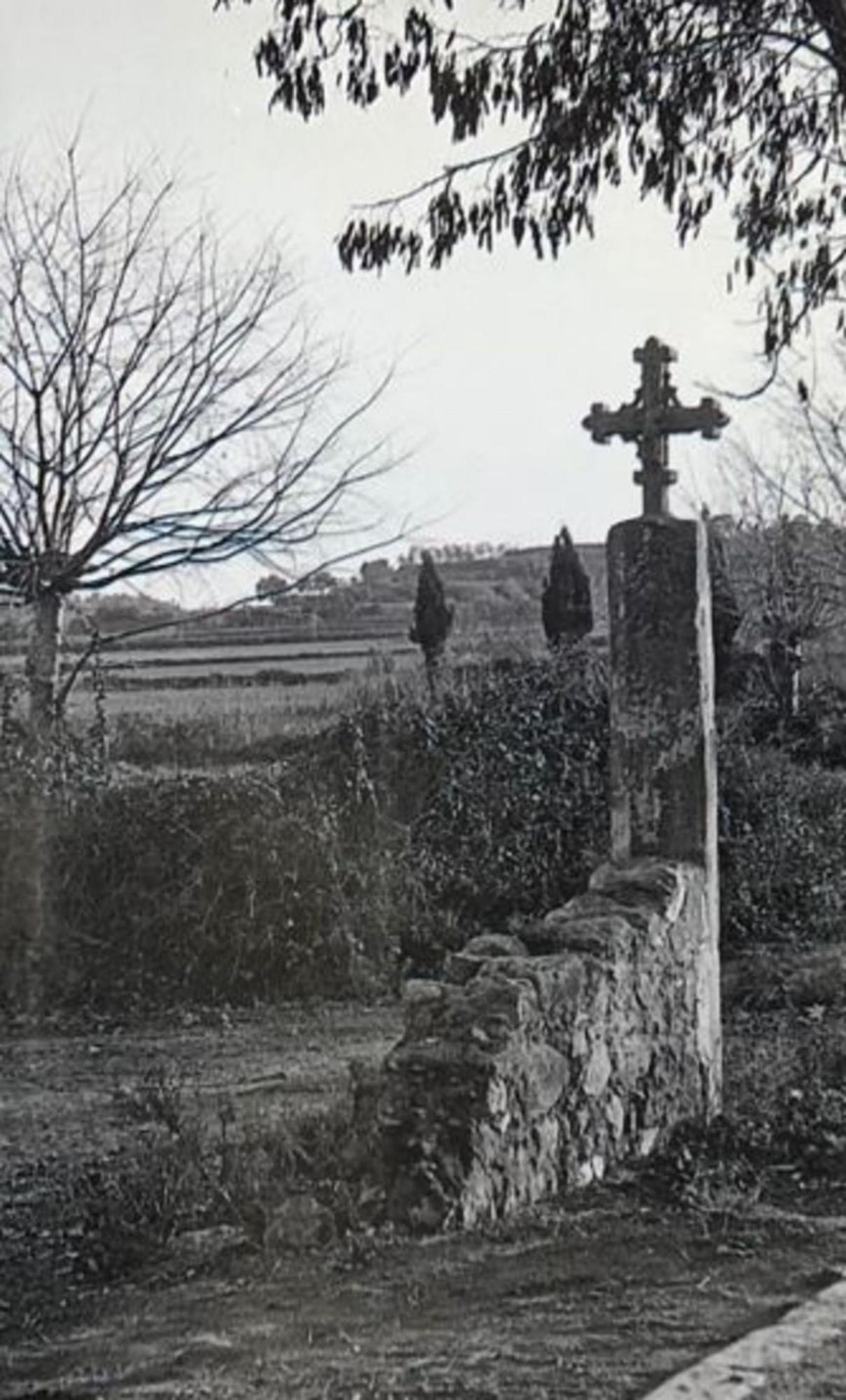 La Creu de Parlavà, en una imatge del 1916; és una de les que es troben desaparegudes.