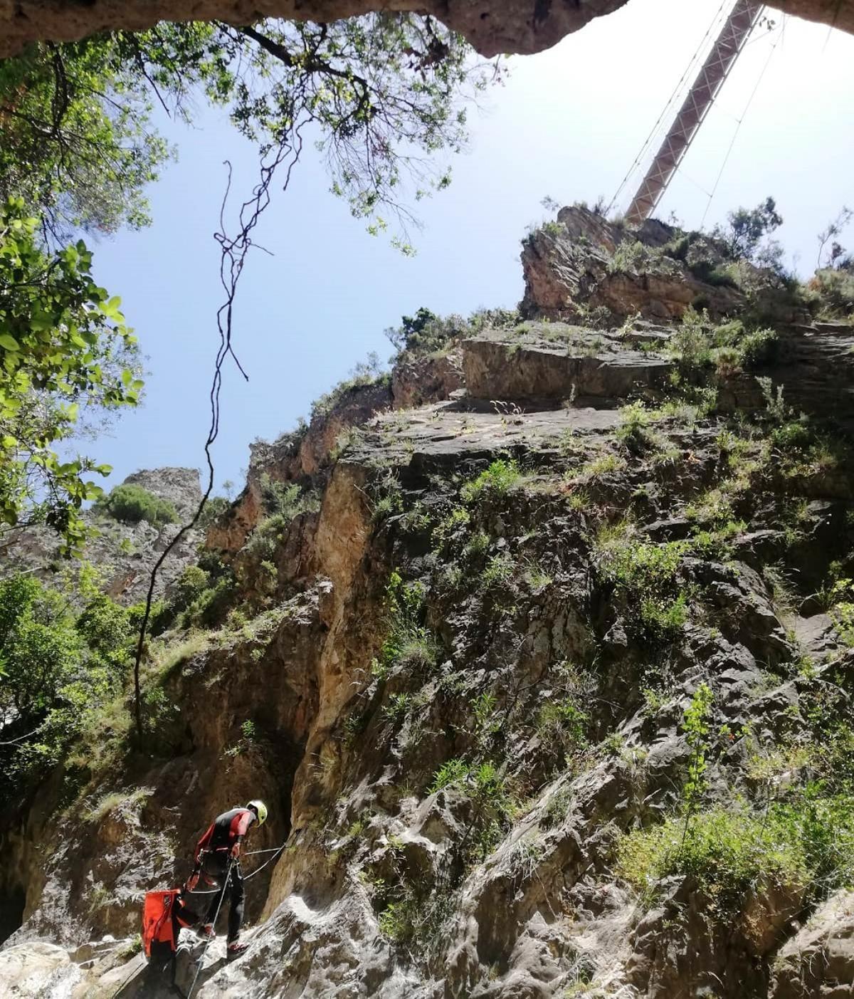 Tareas de mantenimiento en el barranco de Almanchares, bajo el puente de El Saltillo.