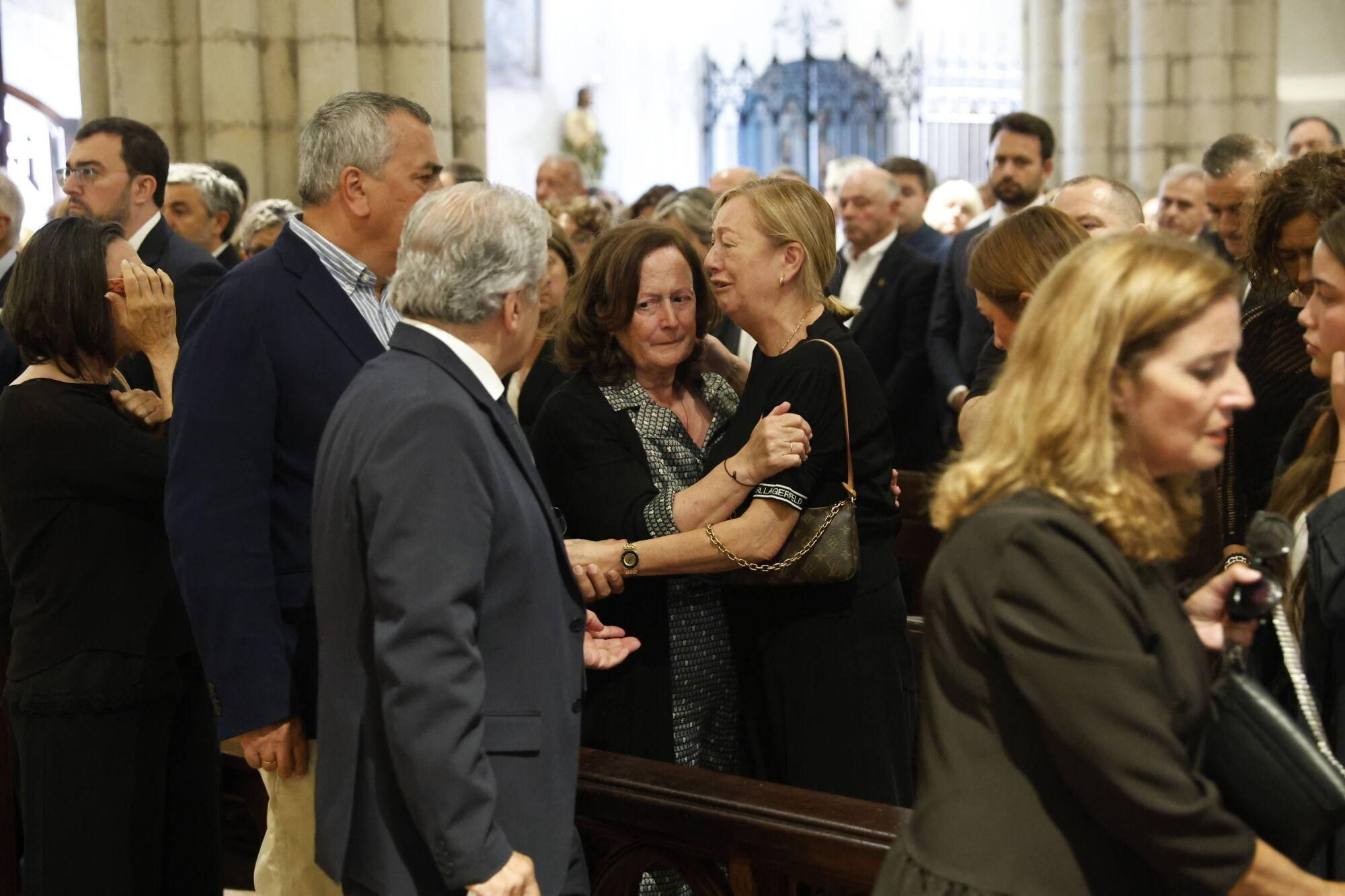 Las imágenes del funeral de Antonio Trevín en la basílica de Llanes.