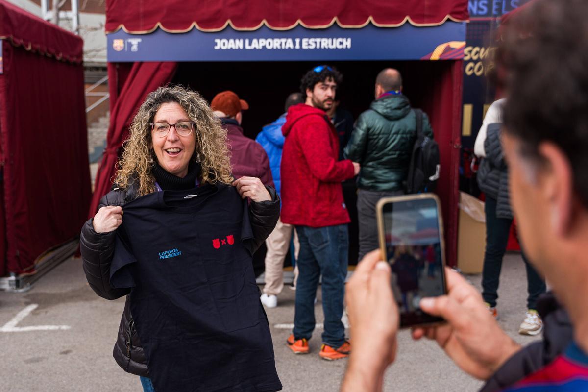 Gerard saca una foto a Maria con la camiseta de Joan Laporta.
