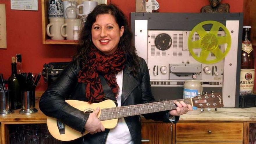 María Nieto, con un guitalele, en el bar A Franxa.