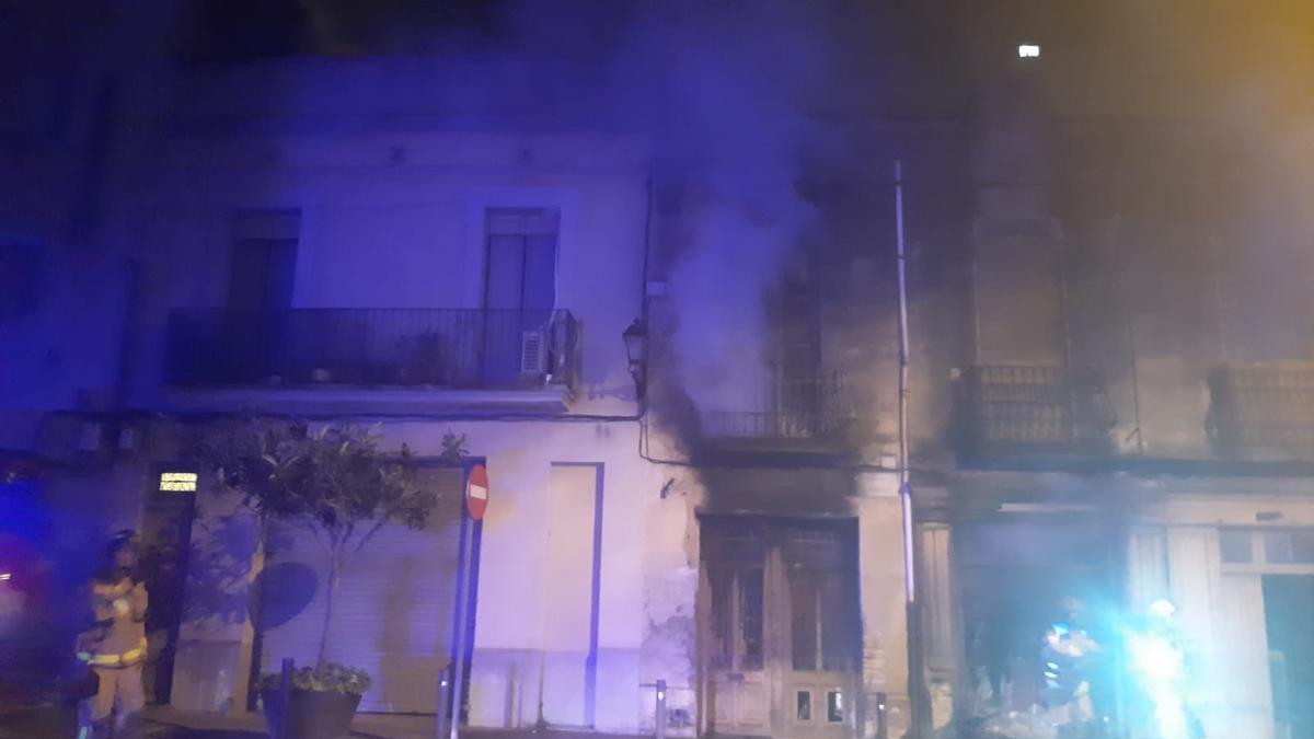 Incendi en una casa  del carrer la Jonquera de Figueres
