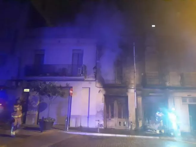 Incendi en una casa  del carrer la Jonquera de Figueres