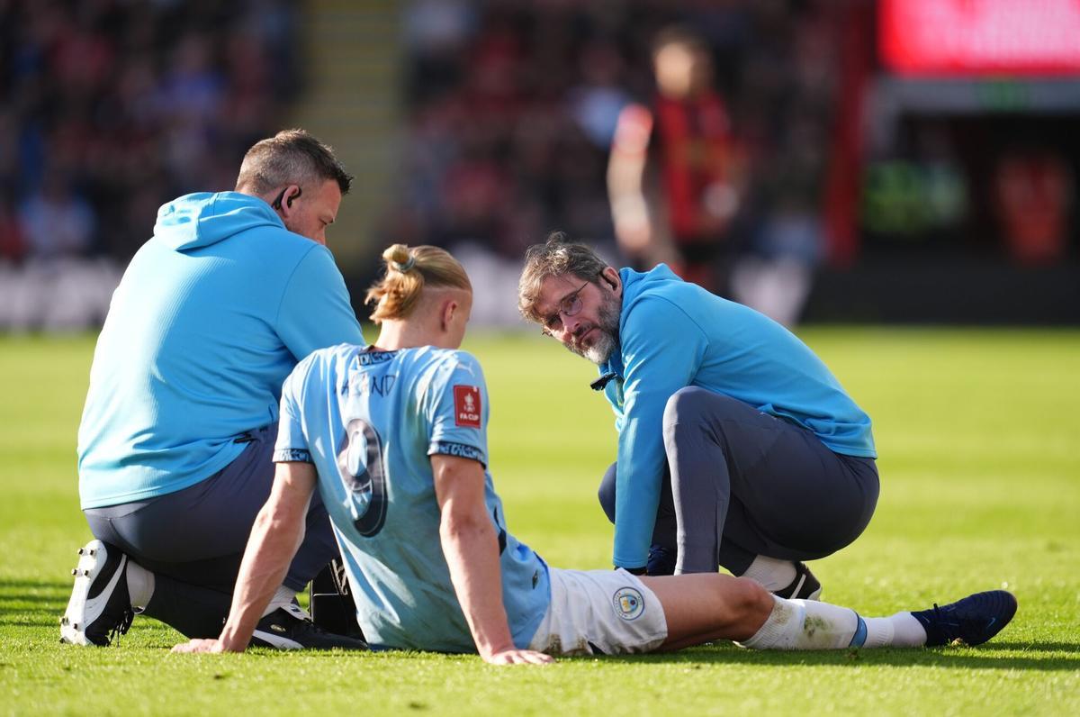 Erling Haaland recibe el tratamiento de los cuidadores durante el partido frente al AFC Bournemouth de este domingo.