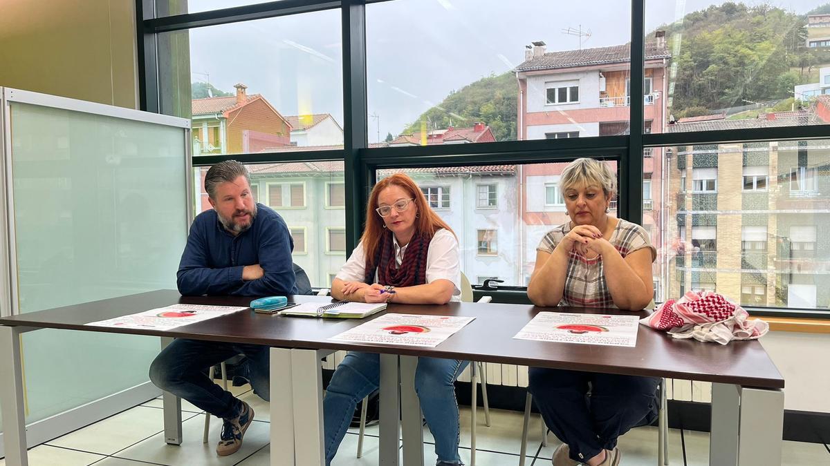 Por la izquieda, Pablo Vázquez, concejal de Festejos de Laviana, Rocío Estepa y Suni Buelga, presidenta y secretaria de Aulav, en la presentación del concierto