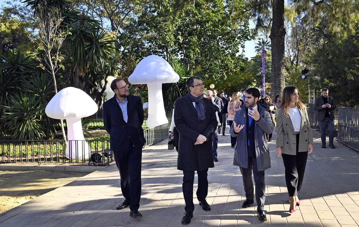 El edil de Desarrollo Urbano , José Guillén, junto al alcalde de Murcia, José Ballesta, en el Jardín de los Suelos del Malecón.