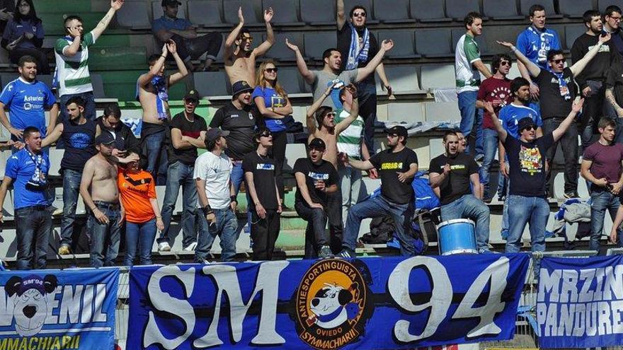 Un grupo de aficionados oviedistas en el campo de A Malata.