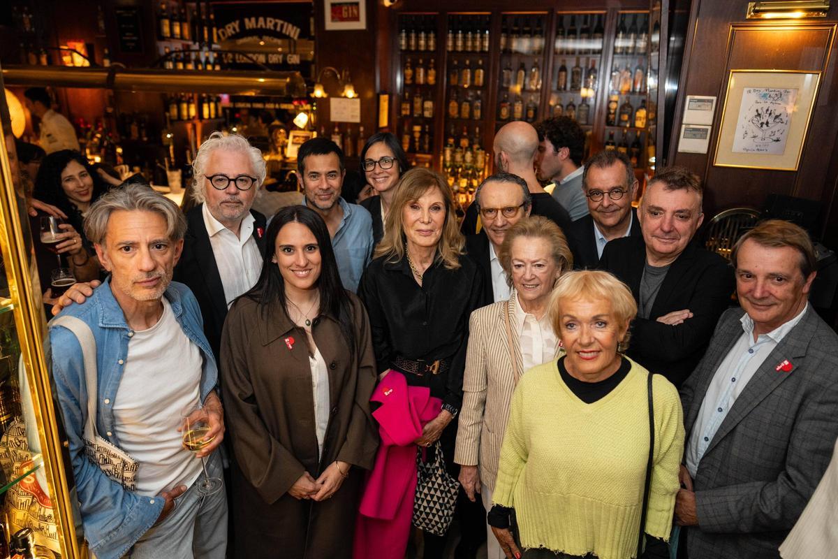 De izquierda a derecha y de arriba abajo: Álex Sàlmon, director de ‘abril’; Luis Solano, editor de Libros del Asteroide; Inés Martín Rodrigo, escritora y periodista de ‘abril’; Albert Sáez, director de EL PERIÓDICO;el escritor Manuel Vilas; los autores Juan Tallón, Lucía Solla Sobral y Pilar Eyre; Javier Moll, presidente de Prensa Ibérica; Arantza Sarasola, vicepresidenta de Prensa Ibérica; Monika Zgustová, traductora y escritora, y Joan Tarrida, editor de Galaxia Gutenberg.