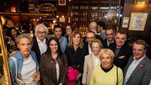 De izquierda a derecha y de arriba abajo: Álex Sàlmon, director de ‘abril’; Luis Solano, editor de Libros del Asteroide; Inés Martín Rodrigo, escritora y periodista de ‘abril’; Albert Sáez, director de EL PERIÓDICO;el escritor Manuel Vilas; los autores Juan Tallón, Lucía Solla Sobral y Pilar Eyre; Javier Moll, presidente de Prensa Ibérica; Arantza Sarasola, vicepresidenta de Prensa Ibérica; Monika Zgustová, traductora y escritora, y Joan Tarrida, editor de Galaxia Gutenberg.