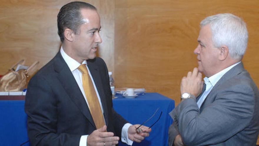 Larry Álvarez, portavoz del PP, y Carmelo Ramírez, consejero de Cooperación Institucional del Cabildo, ayer, en un descanso entre los plenos.