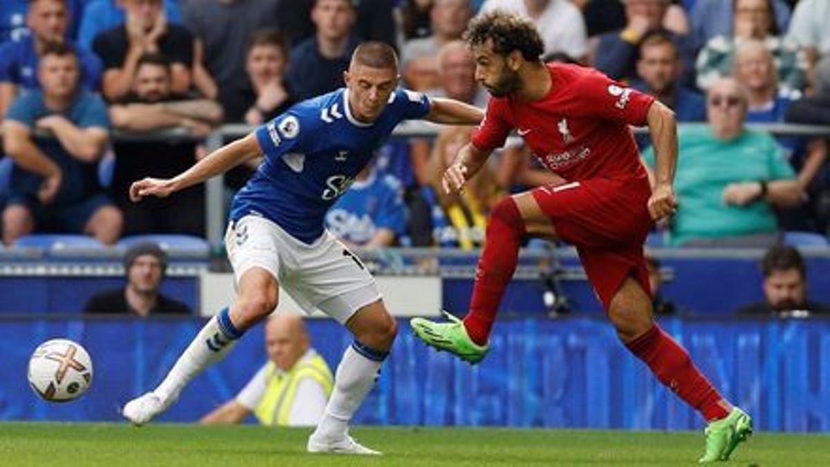 Mo Salah (36 goles en 71 partidos), frente Mykolenko en el Everton-Liverpool del fin de semana.