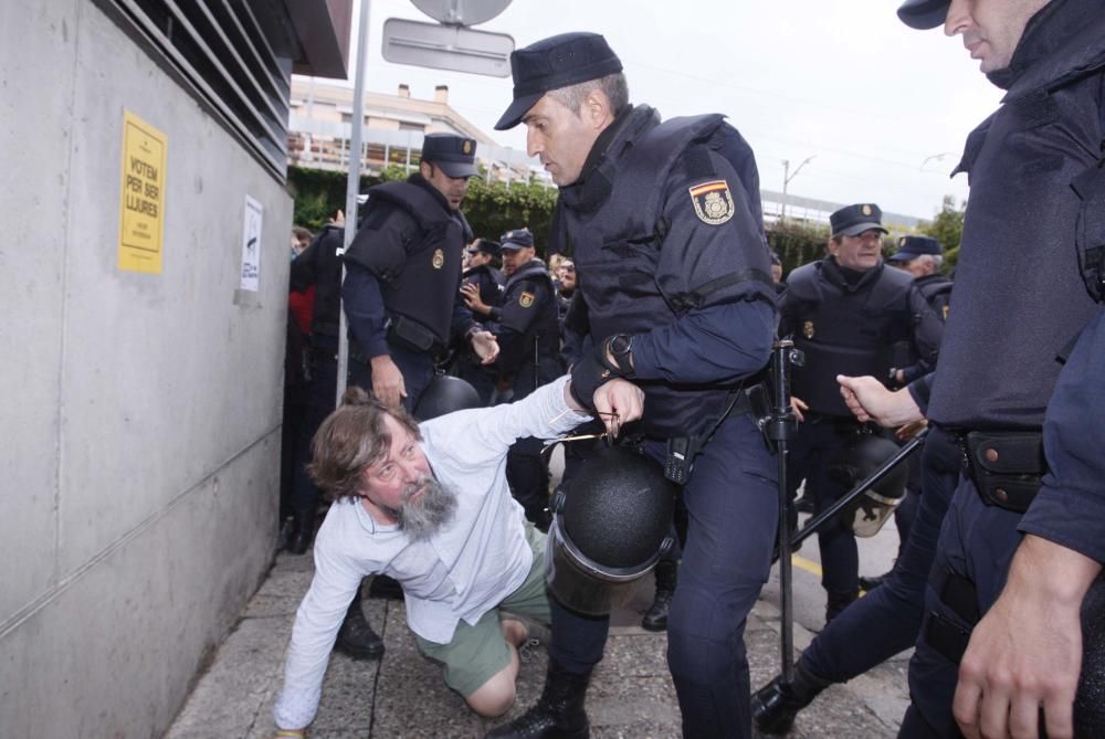 Guàrdia Civil i Policia Nacional desallotgen amb violència col·legis electorals gironins