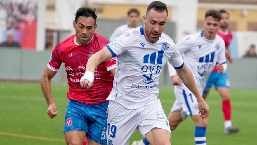 Frodo, del Extremadura, presionado por Petkoff.