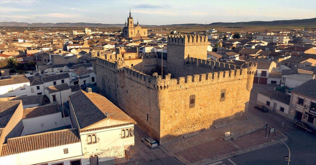 La fortaleza fue mandada construir por los Guzmanes, y que asumieron en el siglo XVI el condado de la villa de Orgaz