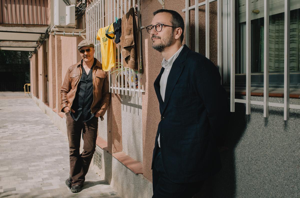 El actor Roberto Álamo y el director David Serrano en el madrileño barrio de La Elipa de Madrid. 
