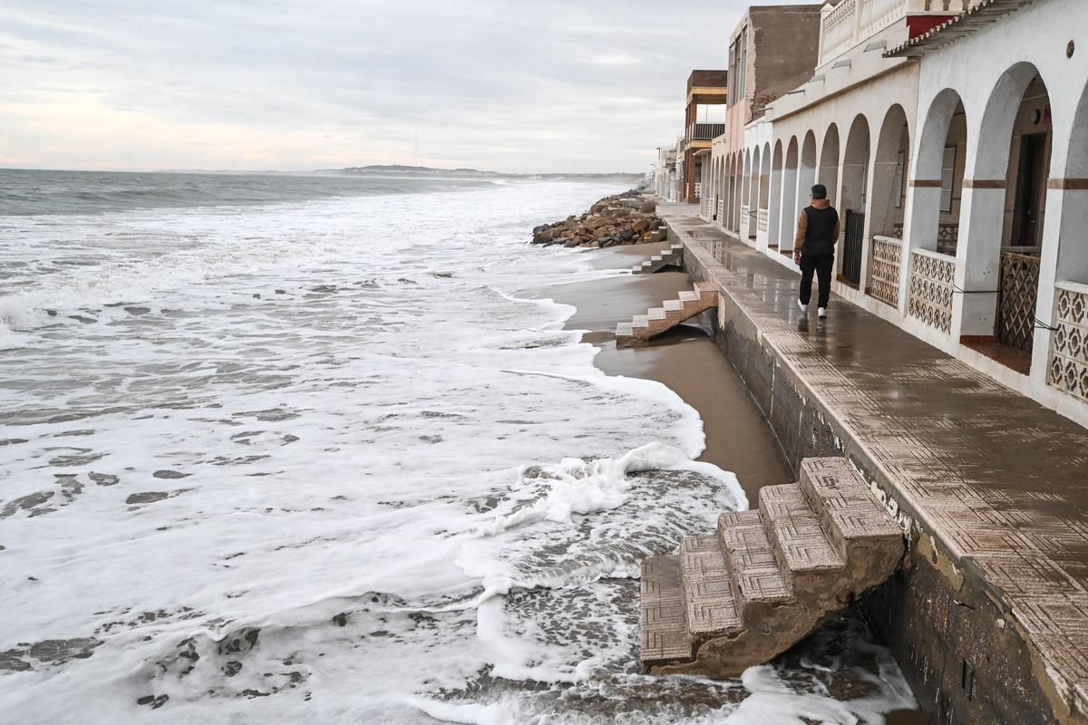 Un mar embravecido por el temporal Harry engulle playas en Elche y amenaza a las casas de primera línea de El PInet