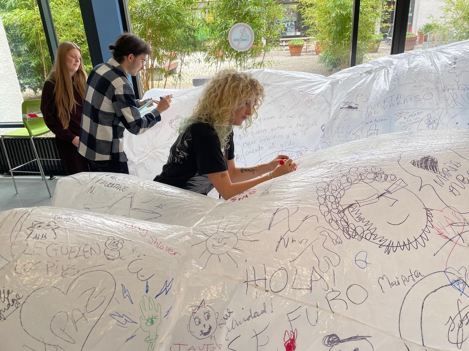 La artista alicantina Olga Diego expone una escultura inflable en Dublín