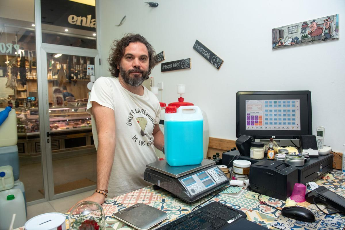 Daniel Rocha, con uno de sus botes de detergente a granel.