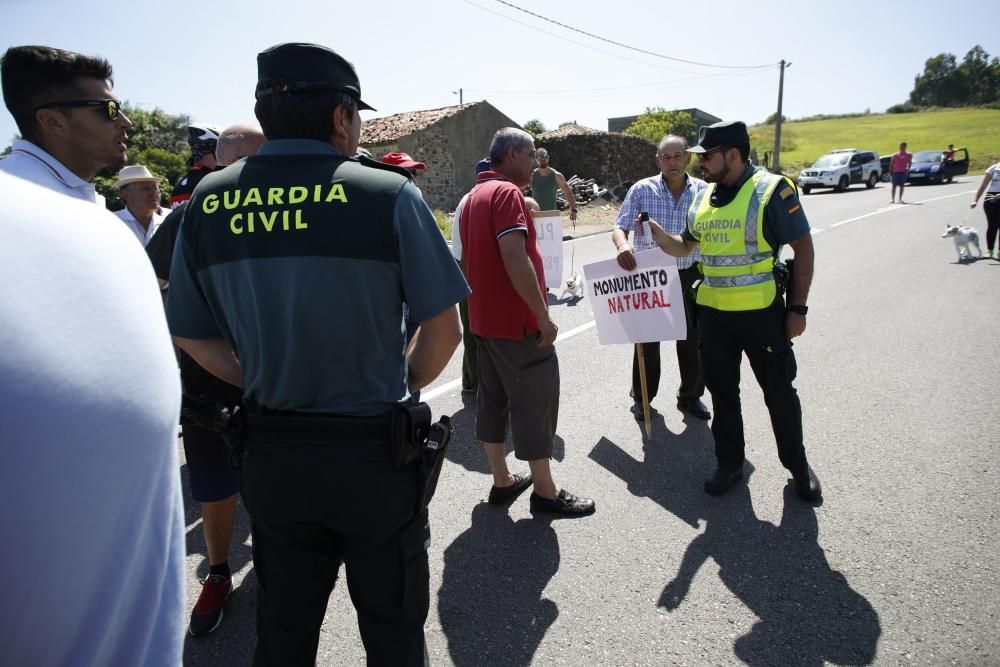 Concentración de los vecinos de Bayas, en Castrillón, contra la presencia de perros en la playa