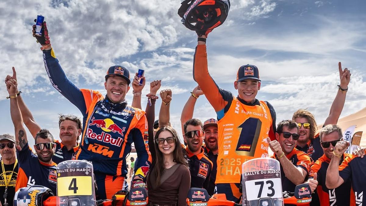 Edgar Canet, a la derecha, celebra su título junto a Daniel Sanders, a la izquierda, y el resto del equipo