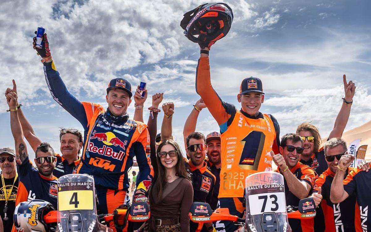 Edgar Canet, a la derecha, celebra su título junto a Daniel Sanders, a la izquierda, y el resto del equipo