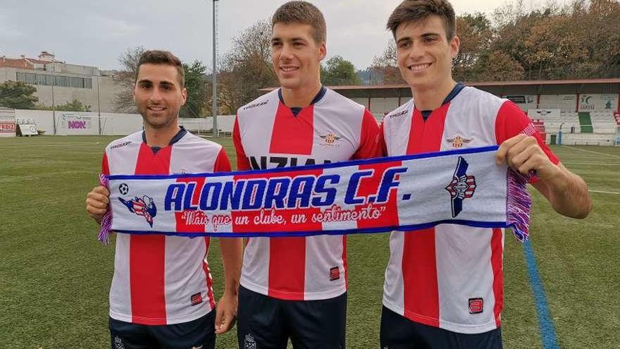 Richi, Javi y Arnosi posan con la equipación del Alondras. // Santos Álvarez