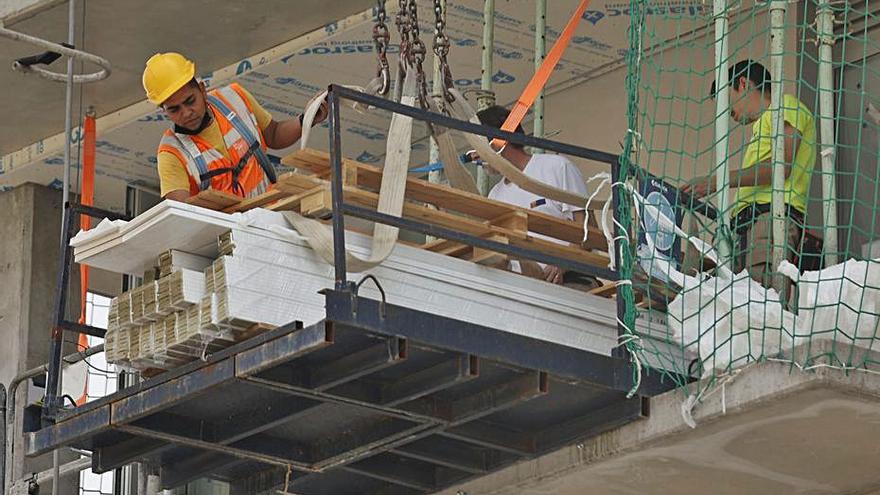 Obreros trabajando esta semana en proyectos en València. | Germán Caballero