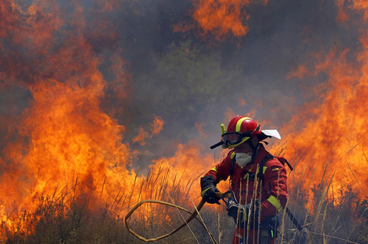 Un membre de la Unitat Militar d’Emergències (UME), durant els treballs d’extinció de l’incendi dels voltants de les Alcubles i Llíria (València).
