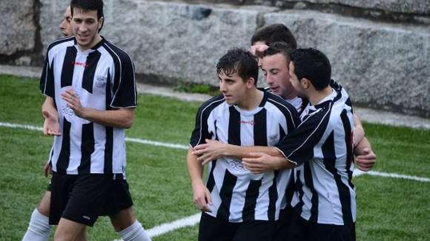 Los jugadores del Bueu celebran uno de los goles de ayer. // G.N.