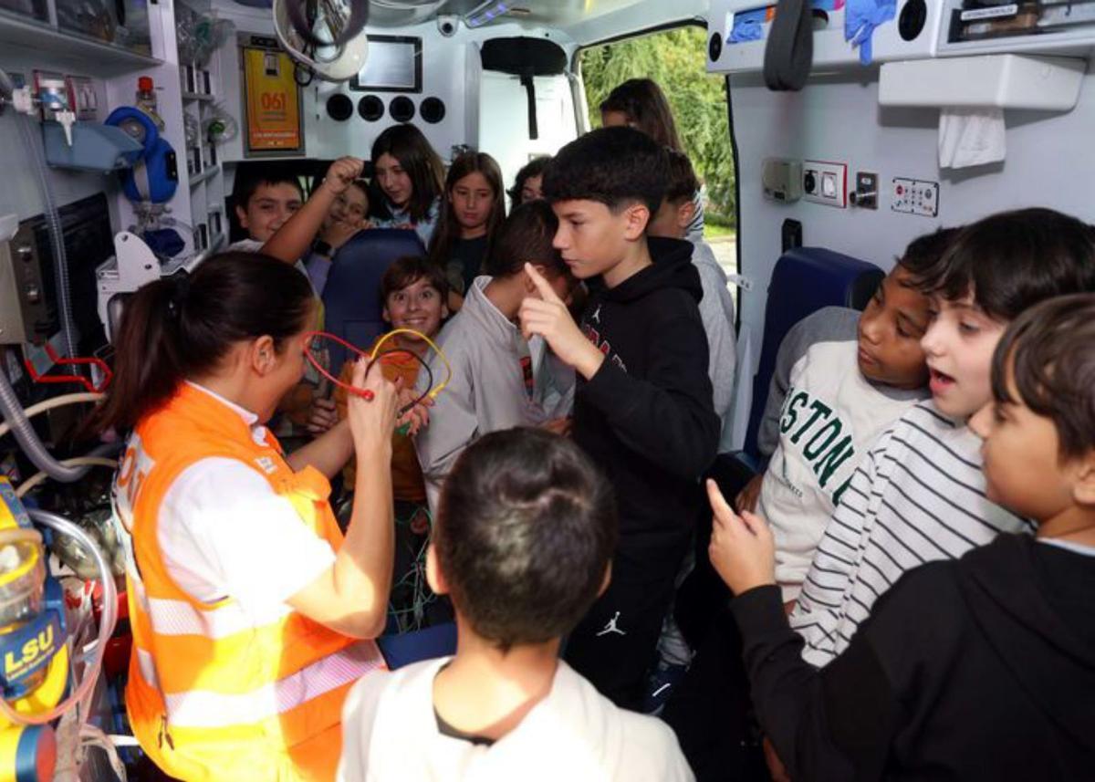 Los niños, dentro de una ambulancia. | Noé Parga