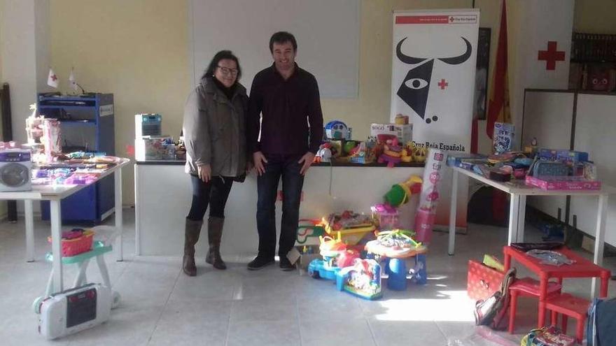 Francisca Hernández y Jesús Galache posan con los juguetes entregados a Cruz Roja por Bambalinas.