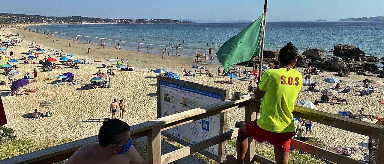 El Concello vuelve a justificar que se dejen algas en playas como A Lanzada, en la foto.