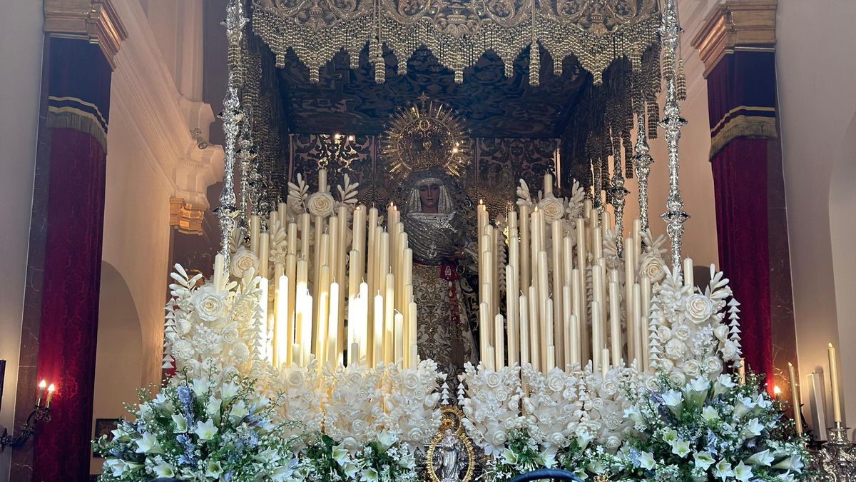 La Esperanza de Triana permanece en la puerta de la capilla a instantes de salir a la calle.